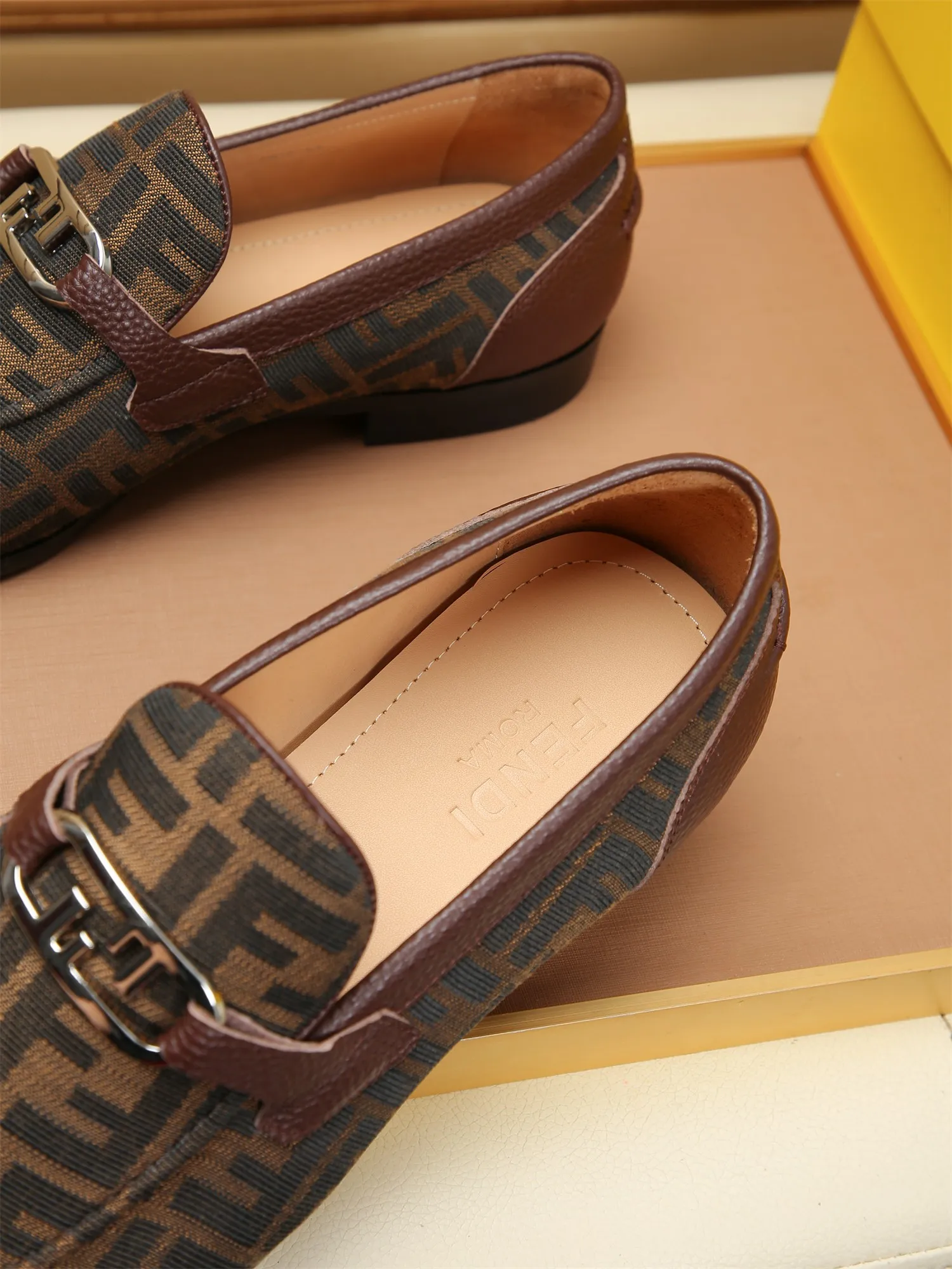 Men's shoes💰460 🕷🕷【FENDI】The latest men's formal leather shoes🇨🇳Classic series not to be missed💯The first layer is made of imported first-layer cowhide☘Original quality, the leather is smooth and delicate🎋Awesome version, perfect streamlined outline🍇Cowhide lining, size 38-44 (customized at 45.46)...